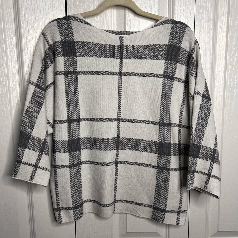 Adrienne Vittadini Gray White Stripped 3/4 Quarter Sleeves‎ Sweater Size Medium